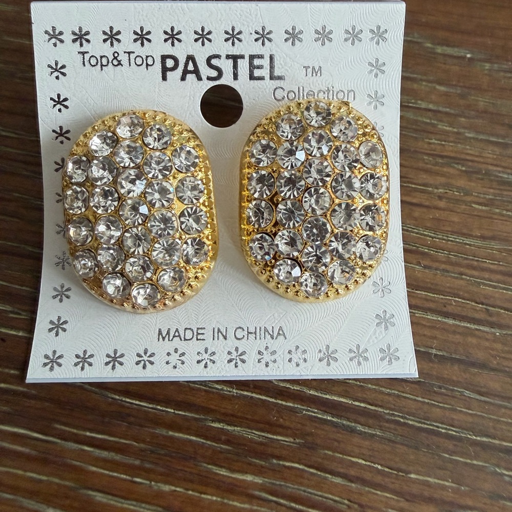 Gold Crystal Earrings  MAKE BUNDLES TO REDUCE PRICE AND SHIPPING 😊